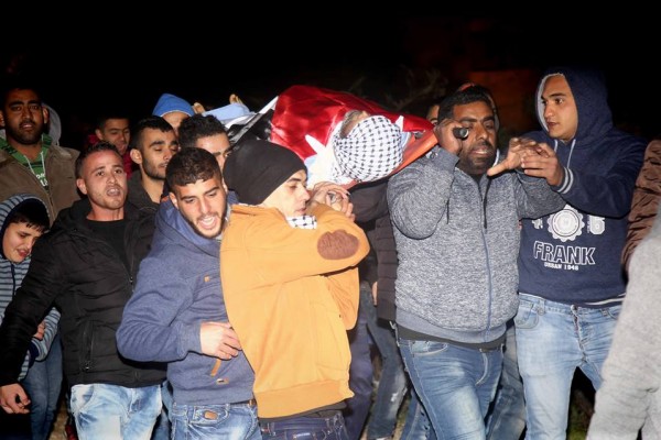 بالصور .. أهالي طولكرم يشيعون جثمان الشهيد مهداوي