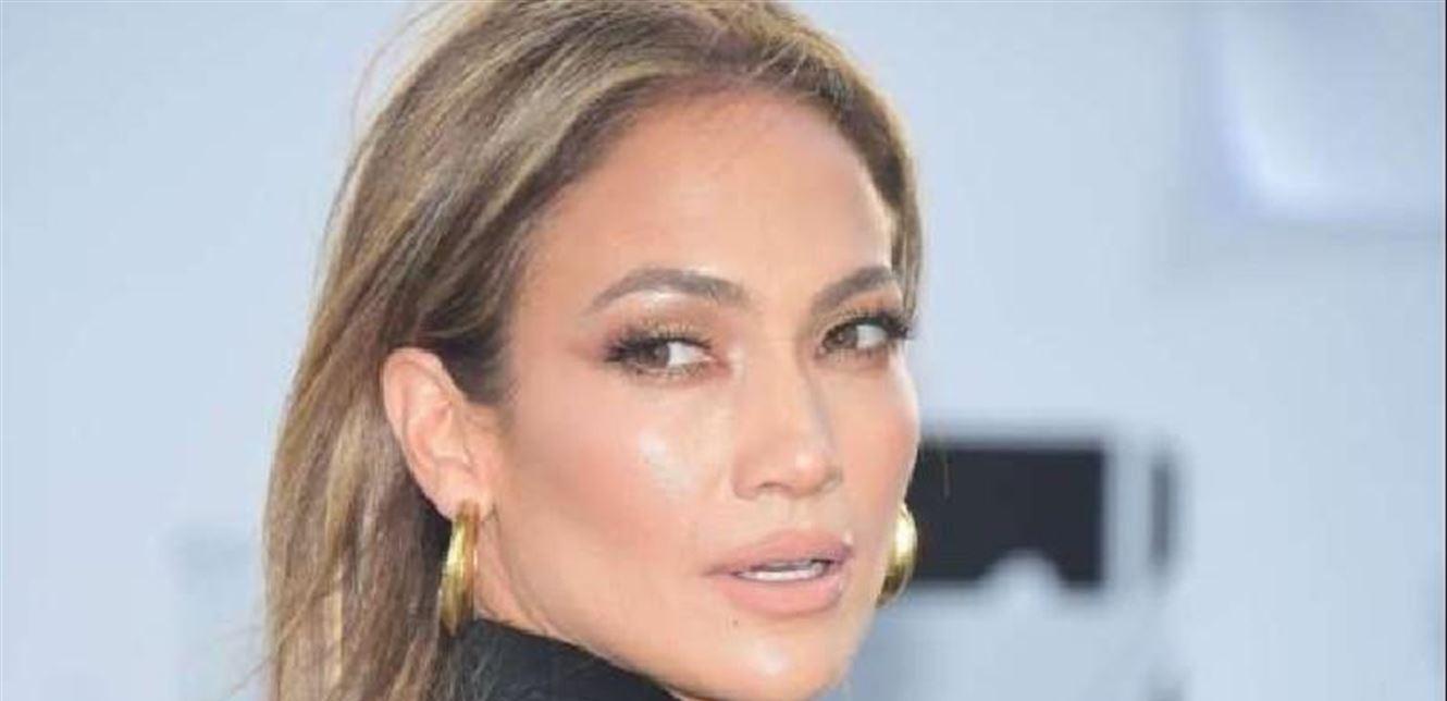 جينيفر لوبيز تتضامن مع الشعب اللبناني ..  على طريقتها