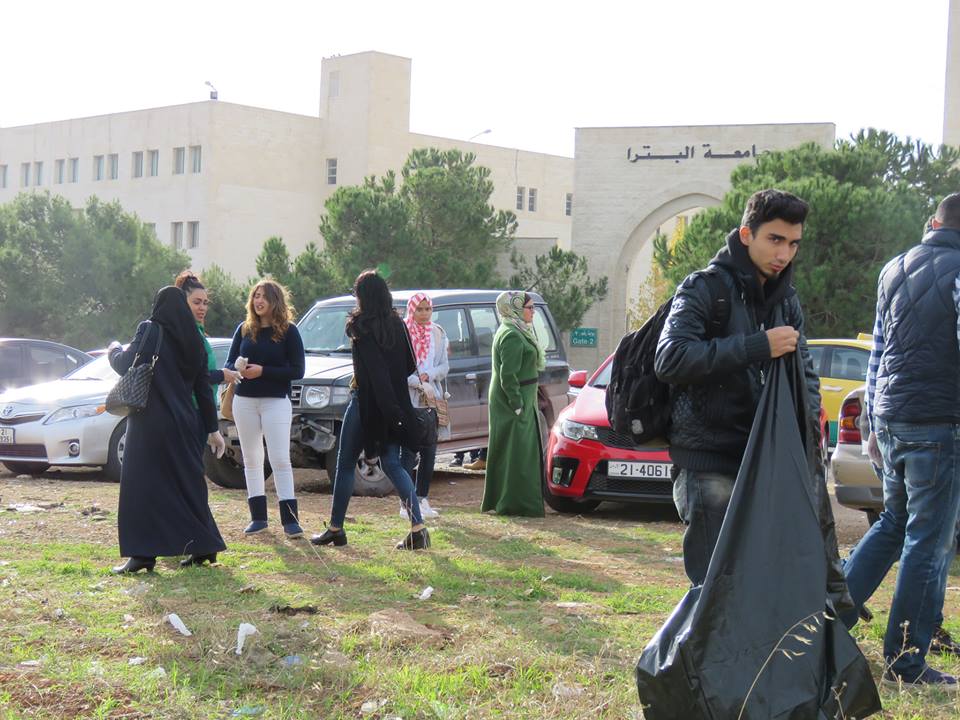 طلبة التربية الوطنية في جامعة البترا يقومون بحملة نظافة بيئية في مرافق الجامعة