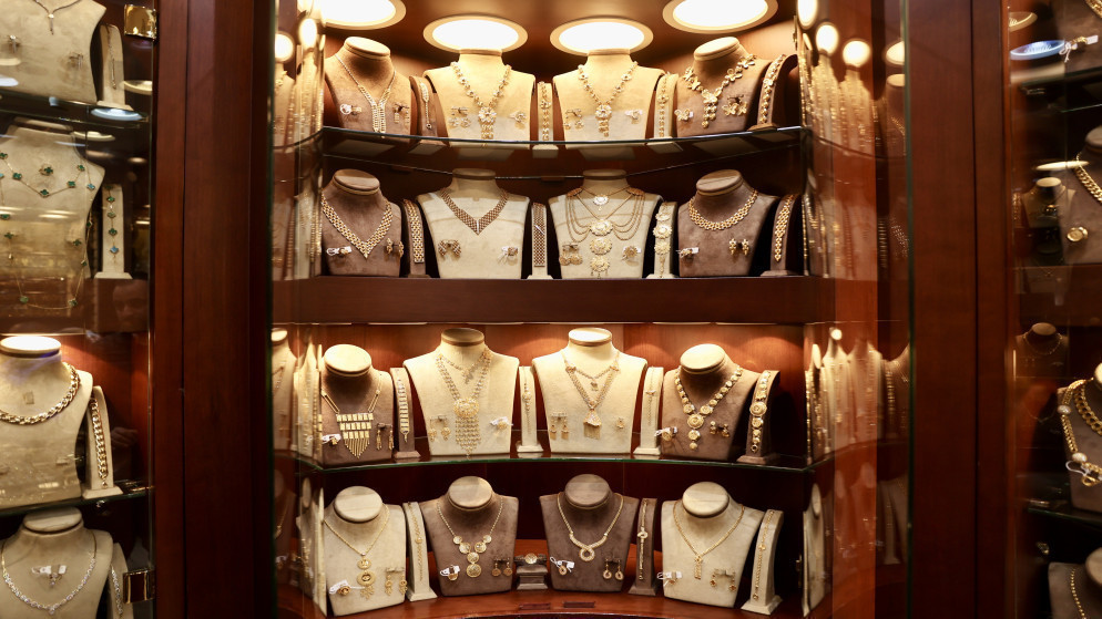 أسعار الذهب تنخفض في السوق المحلية 