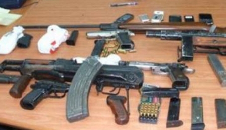 ضبط أسلحة ومخدرات خلال مداهمة احد المنازل في عجلون