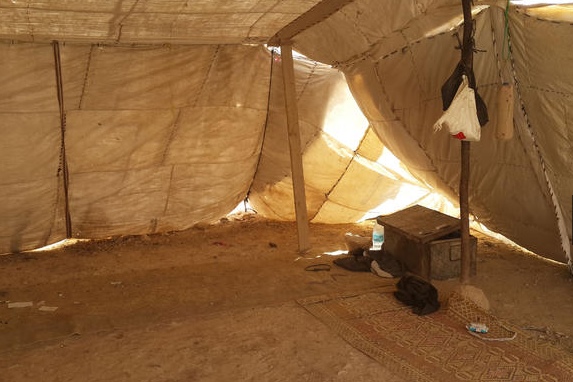 بالصور  ..  الشوبك : فقر و جوع وحرمان يجتاح قرىً منازلها من "الكهوف" وخيم "الخيش"