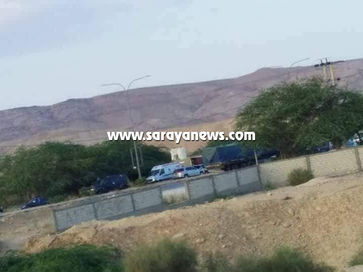 العثور على جثة شاب مصاب بعيار ناري داخل مقهى على طريق البحر الميت  ..  صورة