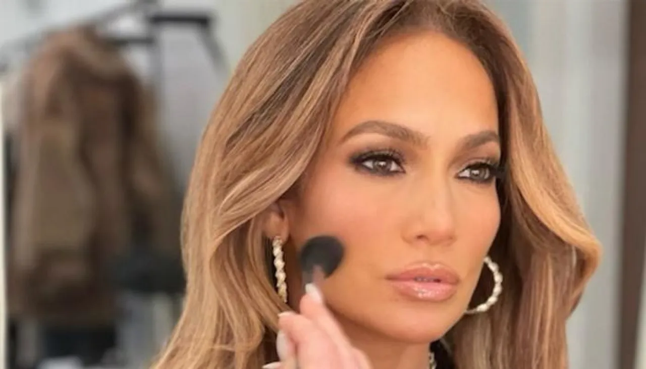 مظلة جينيفر لوبيز تثير الجدل ..  فيديو من عرض أزياء يقسم الجمهور  ..  صورة 