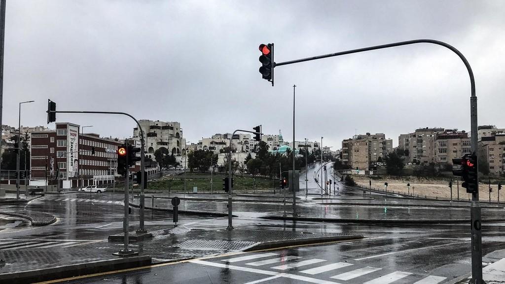 أجواء دافئة وتوقع أمطار الخميس