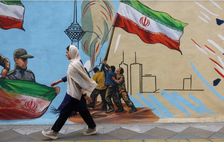 إيران تعلن انتهاء مرحلة "ضبط النفس" وتتوعد بضرب القواعد والسفن الأمريكية