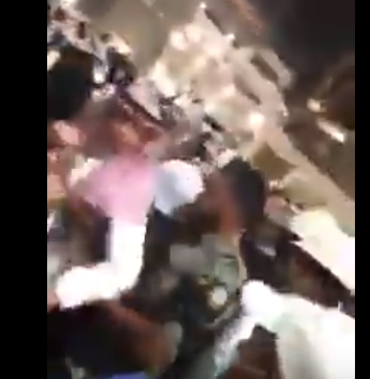 بالفيديو  ..  شجار وضرب بالايدي بين معتمر ورجال الامن بالحرم المكي 