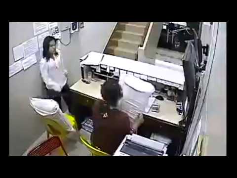 بالفيديو  ..  لص يسرق موظفتين استغرقتا بالنوم اثناء العمل