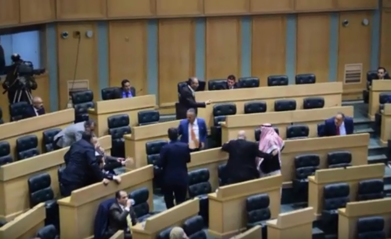 بالفيديو ..  مشادة كلامية بين النائبين الفناطسة والظهراوي .. 