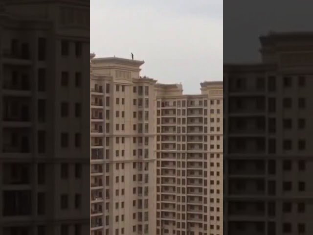 بالفيديو  ..  “إلى جهنم  ..  سلم على أبو لهب”  ..  سعودي يوثق انتحار شاب من بناية شاهقة!