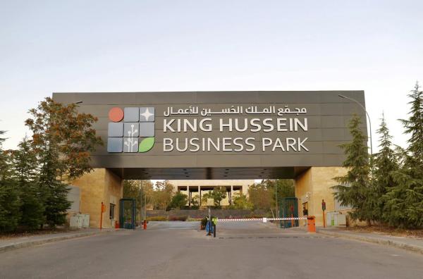 مجمع الأعمال يوقف قرار مواقف المركبات مقابل أجر