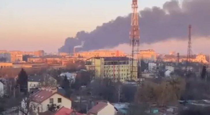 "صواريخ" روسية أصابت منطقة مطار لفيف بغرب أوكرانيا