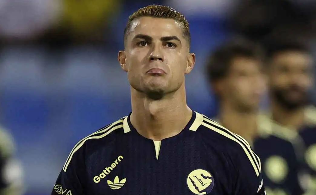 صدمة كريستيانو رونالدو بسبب عمر زميله في منتخب البرتغال (فيديو) 