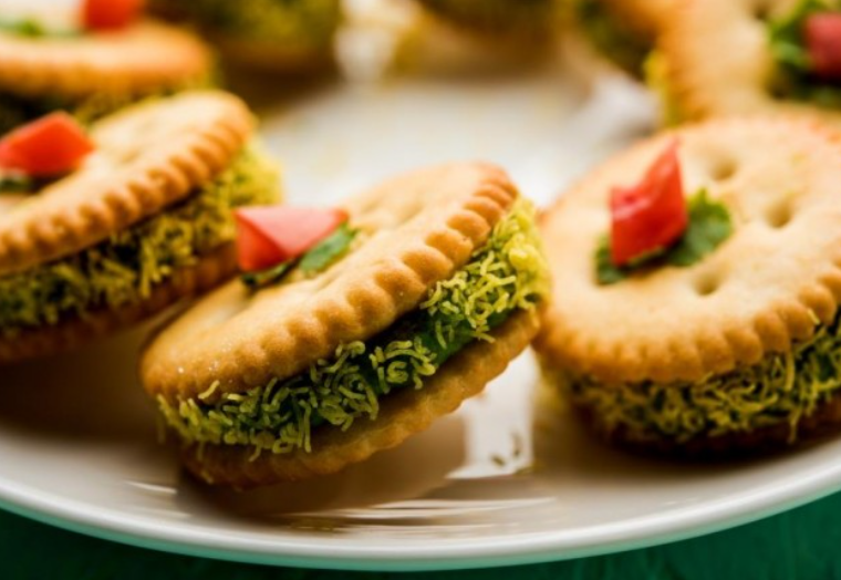 البسكويت المالح والحشوة حسب الذوق