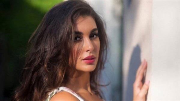 بماكياج وبشرة سمراء ..  ياسمين صبري تثير الجدل في أحدث ظهور لها