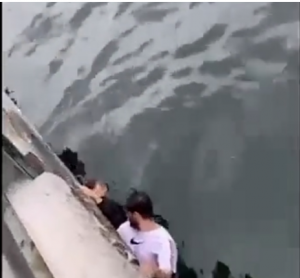 سعوديون ينقذون طفلة ووالدها من الغرق ببحيرة في النمسا  ..  فيديو