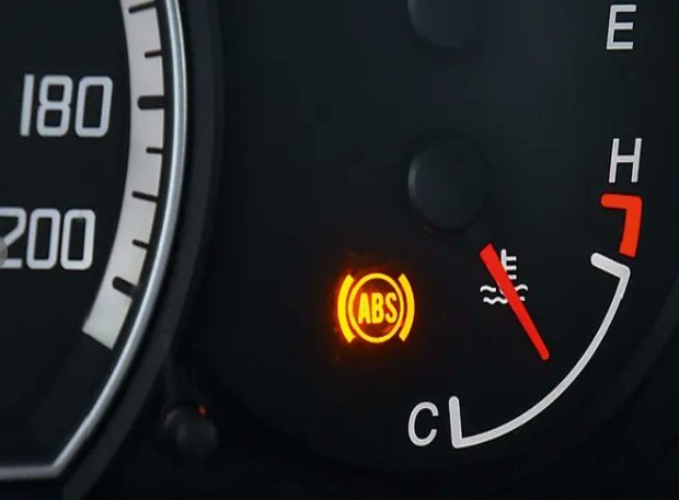 أسباب إضاءة لمبة ABS في سيارتك Image