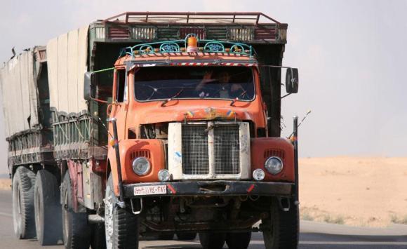الأردن يمنع 100 شاحنة سورية من دخول أراضيه
