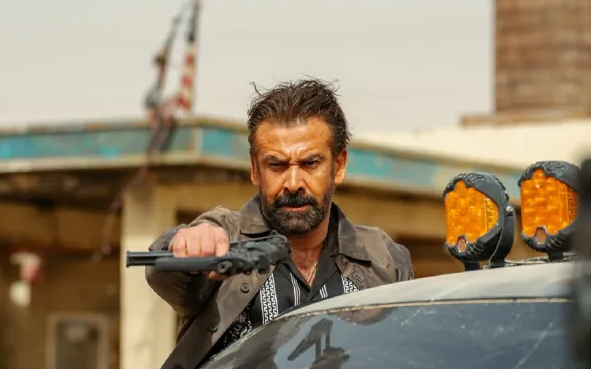 كريم عبد العزيز يحافظ على مكانته في السينمات ..  فيلم يرحل وآخر ينطلق