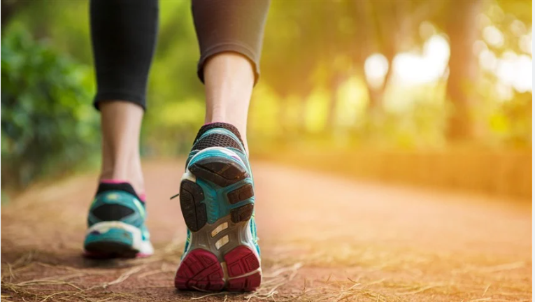 أيهما أفضل: المشي السريع أم المشي لمسافة طويلة؟