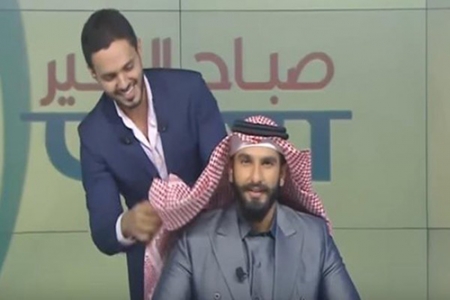 بالفيديو ..  نجم هندي يلبس الشماغ والعقال على الهواء مباشرة ..  والمذيع يشخّص له‎