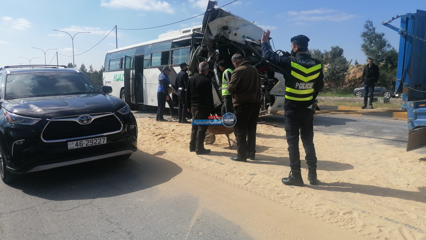 ارتفاع عدد إصابات حادث التصادم بين حافلة وشاحنة إلى 41 في إربد  ..  فيديو وصور