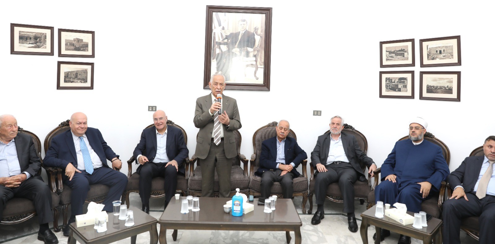 مندوبا عن الملك وولي العهد ..  العيسوي يعزي عشيرة البدري