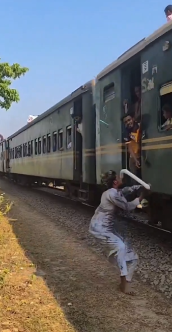 بالفيديو ..  شاهد كيف يقوم اللصوص في بنغلادش بسرقة الهواتف