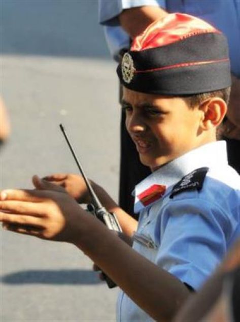 بالصور  ..  طفل بزي شرطة المرور يحرر مخالفة لوالده