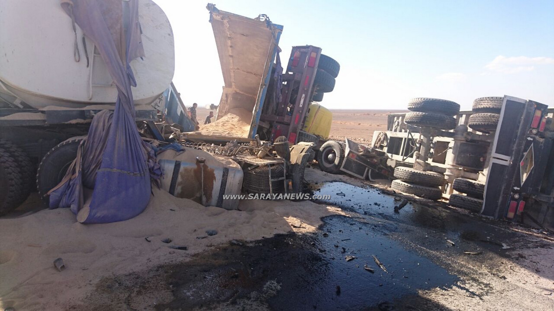 بالصور .. حادث سير مروع بين عدد من الشاحنات على طريق معان - السعودية