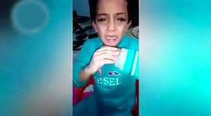 فيديو مروع ..  مصرية تعنف طفلها وتعذبه بوحشية