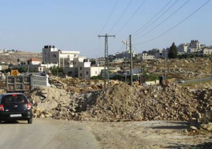 الاحتلال يغلق مدخل قرية عراق بورين بالسواتر الترابية