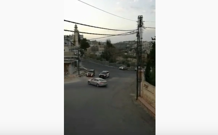 بالفيديو ..  مواطن يتفاجأ بموكب عسكري أثناء خرقه حظر التجول ويحاول الفرار