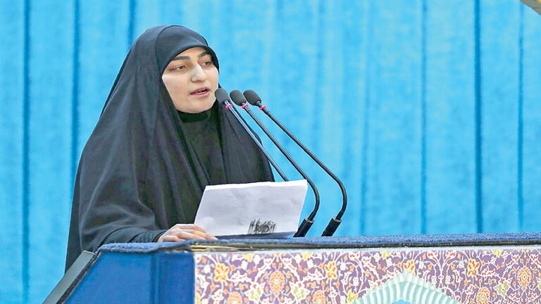 ابنة قاسم سليماني تظهر بالسلاح خلال صلاة الجمعة .. صورة