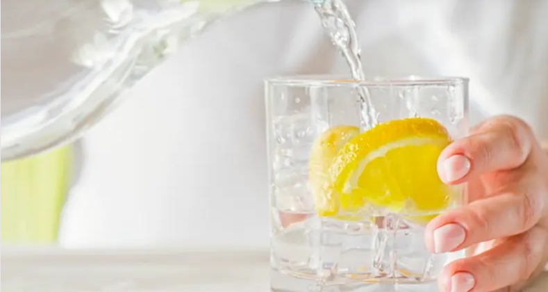 ليمون وملح أسود ..  وصفة صباحية بـ10 فوائد غير متوقعة