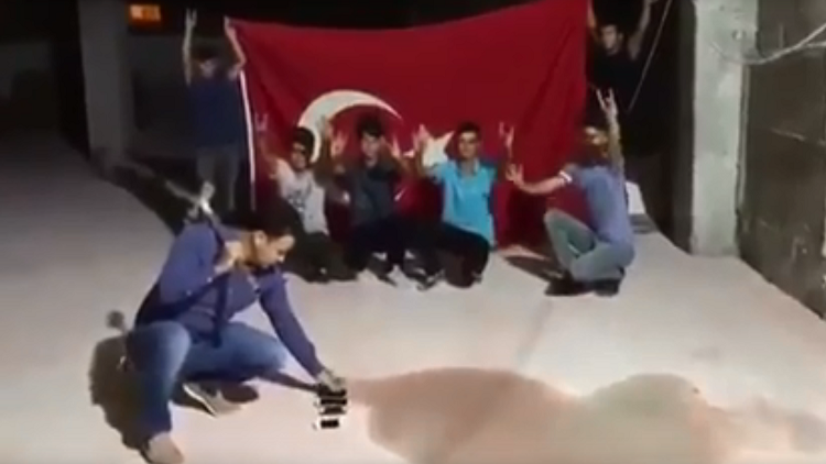 بالفيديو :عقب خطاب أردوغان ..  الأتراك يحطمون أجهزة آيفون بالمطارق 