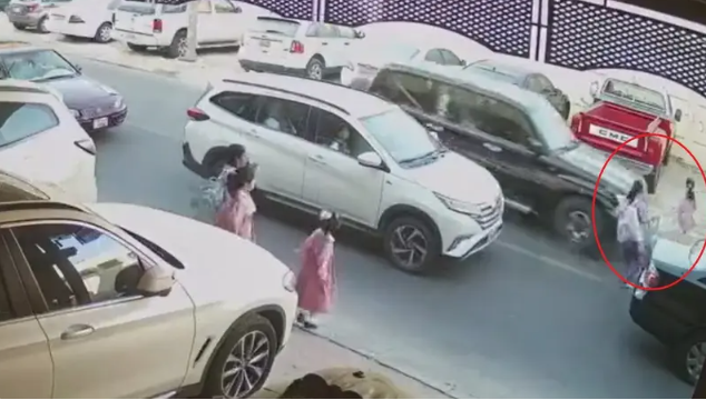 فيديو مرعب ..  طفلة تنجو من دهس محتم أمام مدرسة بالكويت
