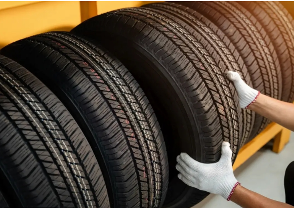 لماذا تُصنع إطارات السيارات باللون الأسود؟ أسباب علمية