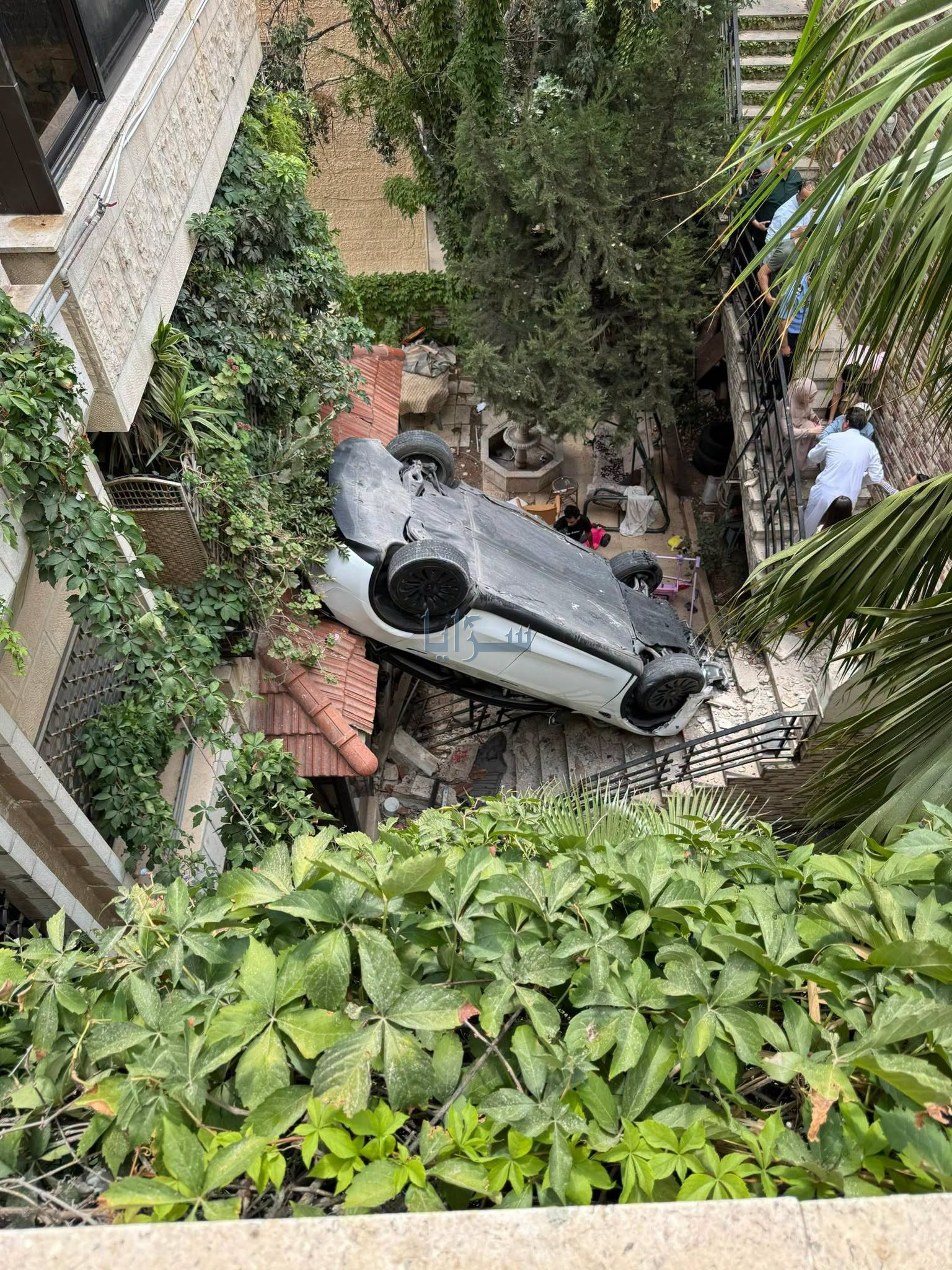 فقدت السيطرة على مركبتها ..  سيدة تقتحم مبنى سكنيًا في ضاحية الرشيد بعمان