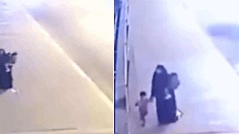 شاهدوا  ..  انتشال جثتي الطفلين اللذين ألقتهما والدتهما من جسر الأئمة في بغداد  ..  فيديو مؤثر