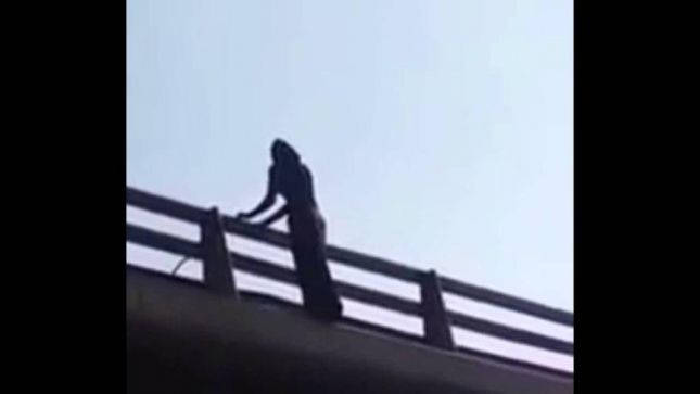 اربد :محاولة انتحار طالبة توجيهي من فوق جسر مجمع الاغوار الجديد ..  صور
