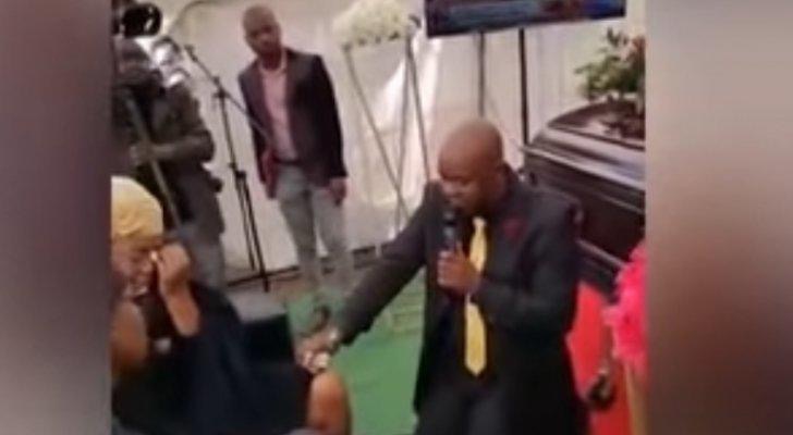 جنوب إفريقيا ..  رجل يتقدم لخطبة صديقته بجنازة والدها!