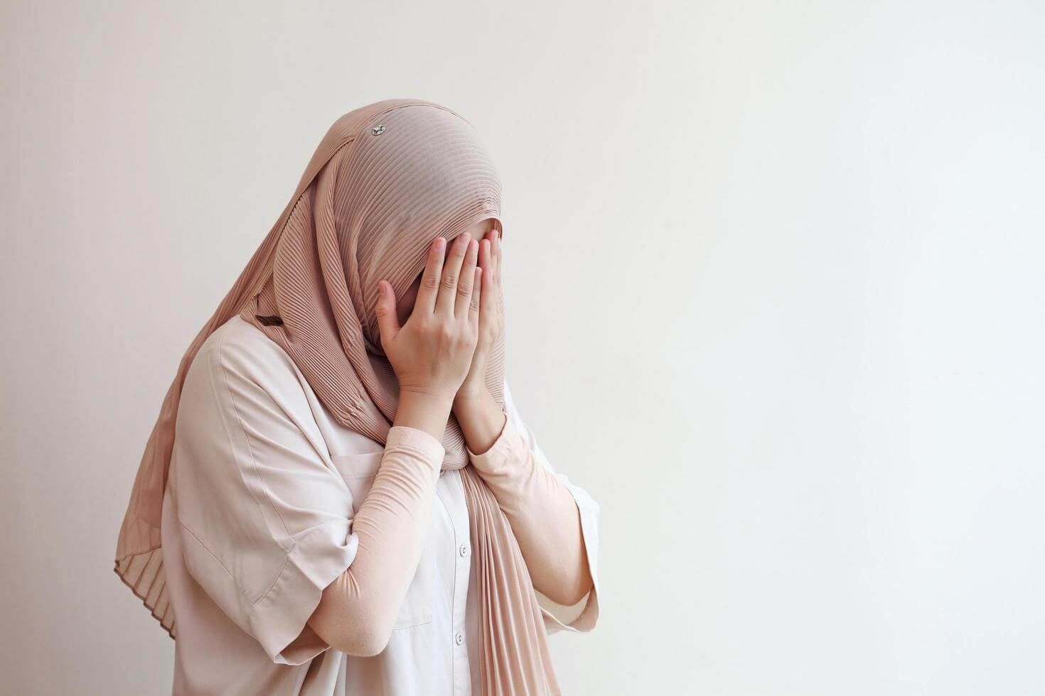 "ابنتي تعود إلى المنزل باكية"  ..  رسالة من والدة معلمة: هل قرار تأنيث المدارس بحاجة إلى مراجعة؟ 