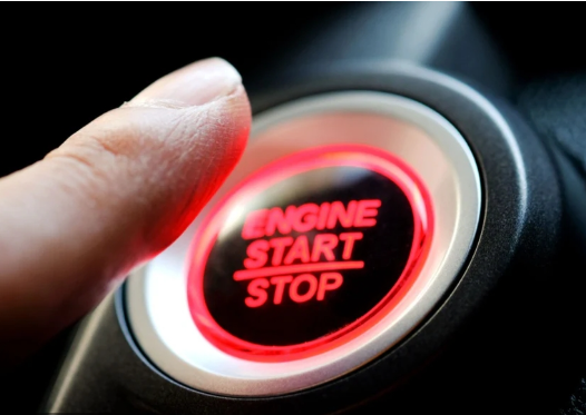 هل الضغط على زر تشغيل المحرك أثناء القيادة خطر