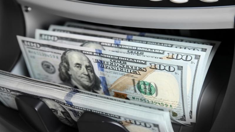 الدولار يتراجع والذهب يصعد مع انحسار توقعات رفع الفائدة الأميركية