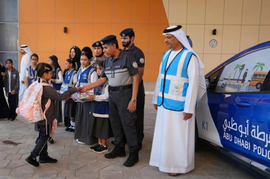 شرطة أبوظبي تستقبل طلبة المدارس بالهدايا والتوعية