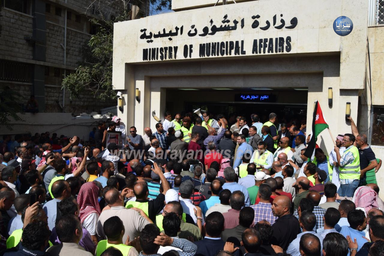  بالصور  .. وزير البلديات : لا نمانع بانشاء صندوق ادخار  .. والمعتصمين يعلنون الاضراب عن العمل 