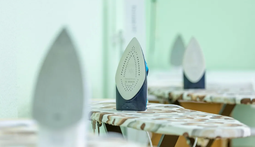 ودعي آثار الحروق والبقع: طرق سهلة تجعل مكواتك كأنها جديدة