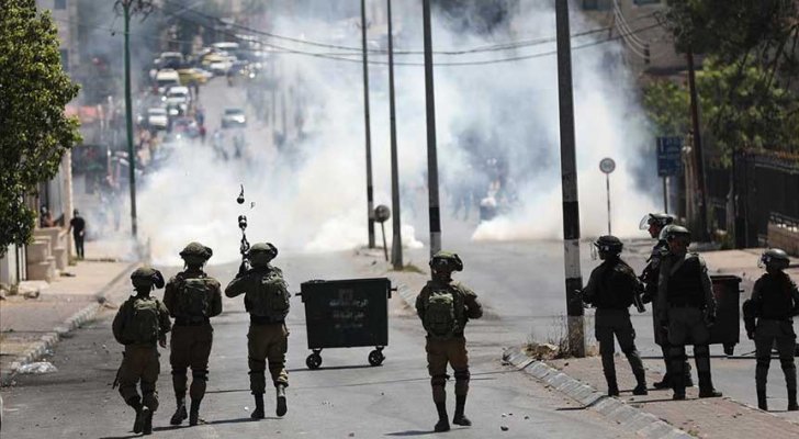 إصابة 12 فلسطينيا في اقتحام الاحتلال نابلس