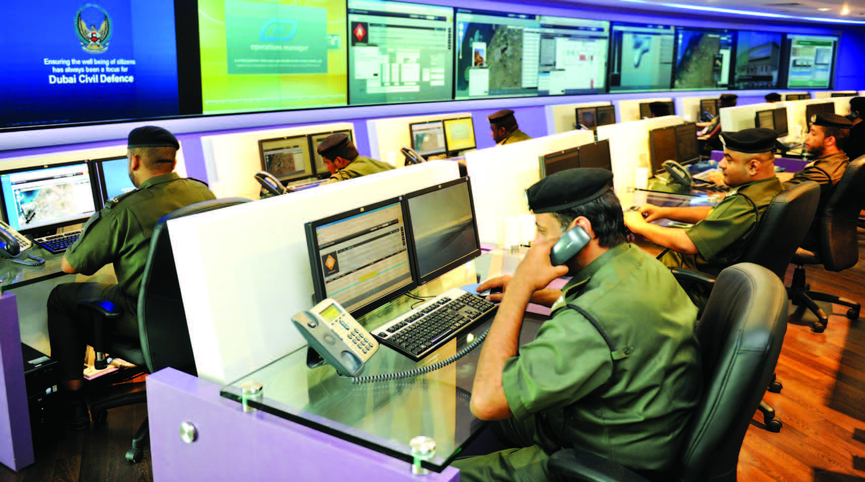 الإمارات ..   طفل يقوم بدور الدفاع المدني وينقذ  طفلين  من موت محقق 